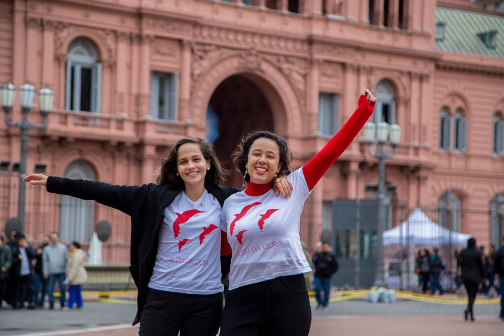 Jovem viaja pelo mundo