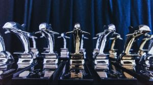 troféu golfinho de prata