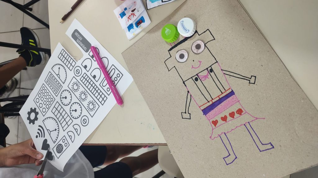 (legenda imagens: Oficina Robôs Adoráveis realizada com alunos de terceiro ano na Semana Mundial da Água)