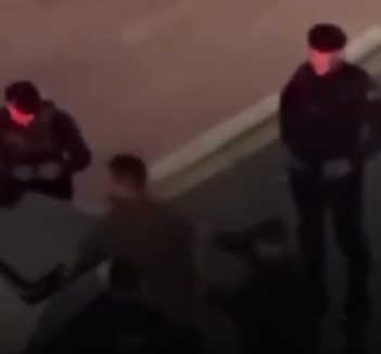 Guarda Municipal de Balneário Camboriú é flagrado agredindo cidadão sem resistência