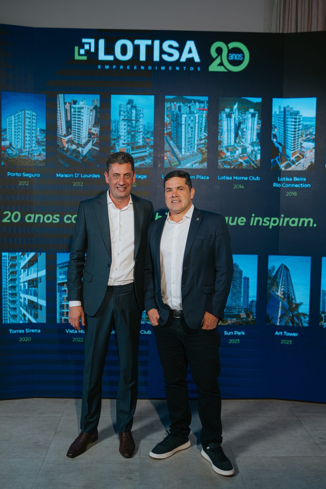 Lotisa Empreendimentos celebra 20 anos em evento temático em Itajaí, homenageia parceiros históricos e confirma expansão para Balneário Camboriú a partir de 2026.