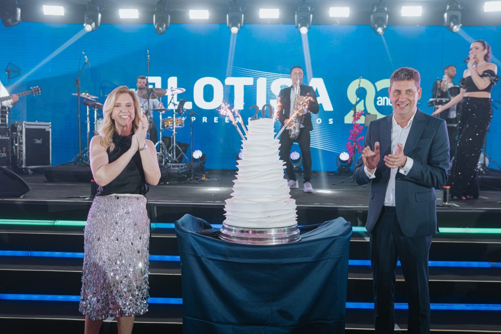 Festa de aniversário com bolo elegante. Lotisa Empreendimentos celebra 20 anos em evento temático em Itajaí, homenageia parceiros históricos e confirma expansão para Balneário Camboriú a partir de 2026.