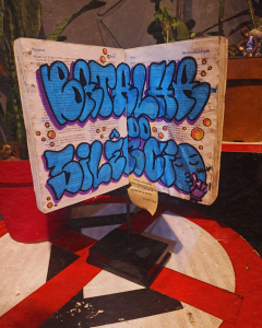 Batalha do Silêncio reúne MCs e público no CEJA de Balneário Camboriú, celebrando a inauguração da biblioteca Paulo Freire com freestyle, literatura e cultura urbana.