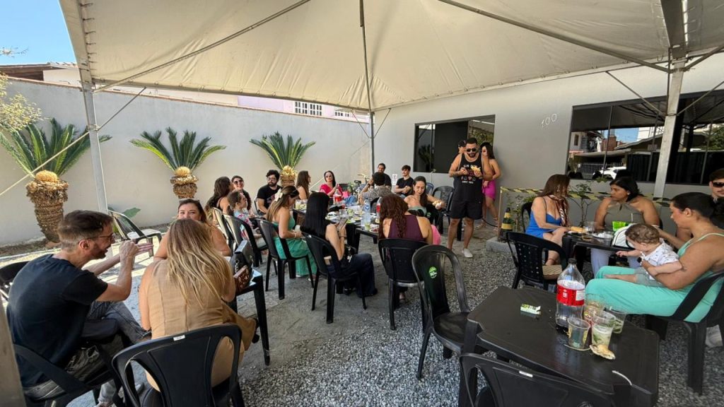 Confraternização de encerramento de ano da Tonolher reunindo colaboradores, famílias e convidados em momento de celebração, união e propósito.
