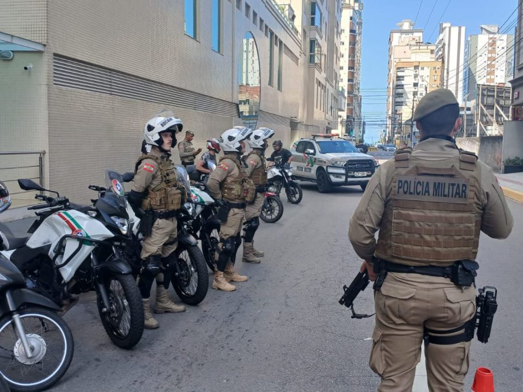 A Costa Esmeralda recebe reforço de 49 policiais militares para a Operação Verão 2025, ampliando a segurança em Itapema, Porto Belo e Bombinhas até fevereiro.