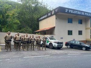 A Costa Esmeralda recebe reforço de 49 policiais militares para a Operação Verão 2025, ampliando a segurança em Itapema, Porto Belo e Bombinhas até fevereiro.